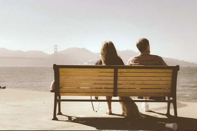 זוג יושבים על ספסל