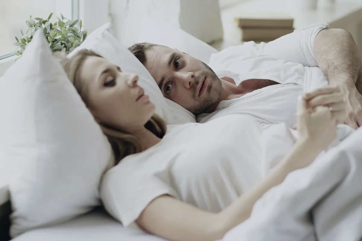 זוג שוכב במיטה